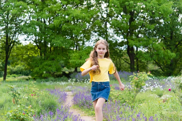 Yazın Açık Havada Neşeli Mutlu Küçük Bir Kız Neşeli Gülen — Stok fotoğraf