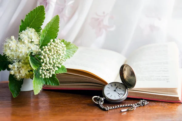 Vintage Old Book Clock Flowers Wooden Background — стоковое фото