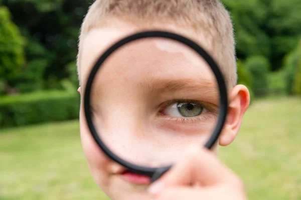 Jongen Kind Kijkt Door Een Vergrootglas Zomer Groen Park — Stockfoto