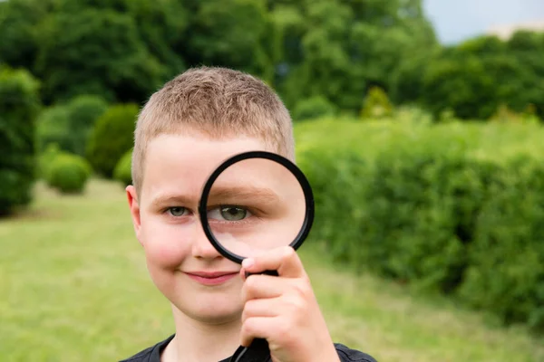 Jongen Kind Kijkt Door Een Vergrootglas Zomer Groen Park — Stockfoto