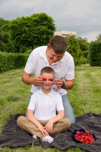 Щасливий Батько Син Сидять Траві Парку Пікнік Пікабу Батько Закриває — стокове фото