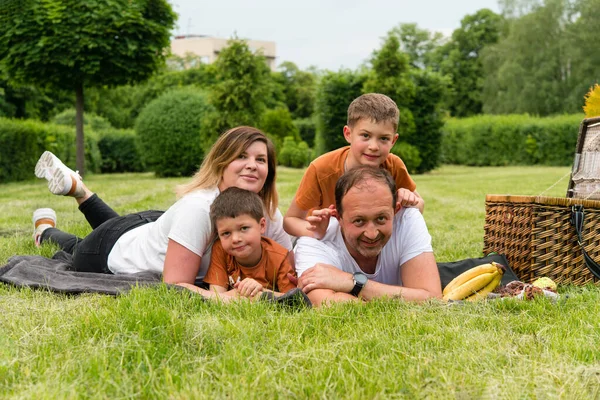 Lycklig Familj Ligger Gräset Picknick Parken Det Finns Korg Med — Stockfoto