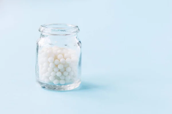 Pastillas Homeopáticas Frasco Vidrio Sobre Fondo Azul Medicina Homeopática —  Fotos de Stock