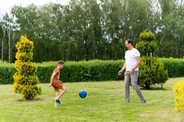 Baba Oğul Yeşil Çimenlerde Parkta Futbol Oynuyorlar — Stok fotoğraf