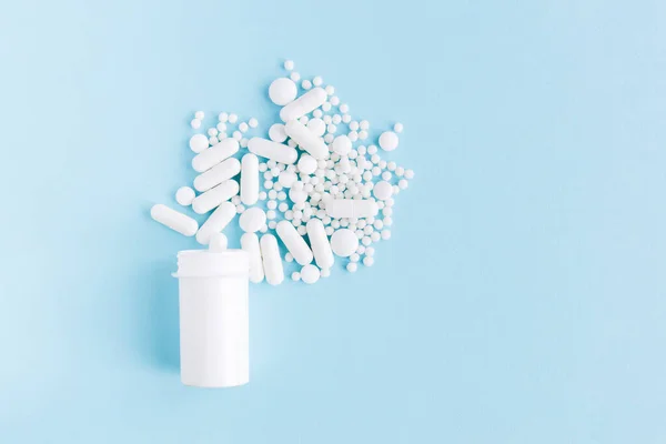 Разные Белые Таблетки Пластиковый Контейнер Синем Фоне Медицинская Тема — стоковое фото
