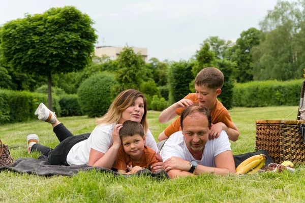 Lycklig Familj Ligger Gräset Picknick Parken Det Finns Korg Med — Stockfoto