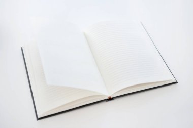 Masanın üzerinde boş beyaz bir kitap