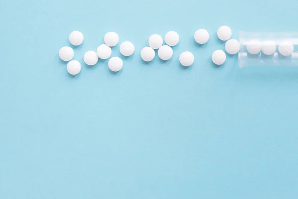 Разные Белые Таблетки Пластиковый Контейнер Синем Фоне Медицинская Тема — стоковое фото