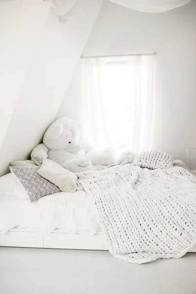 Interior Branco Cama Com Almofadas Cobertor Perto Janela — Fotografia de Stock