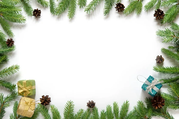 İzole edilmiş beyaz arkaplan, çerçeve, üst görünüm üzerindeki yeşil köknar dallarından Noel arkaplanı