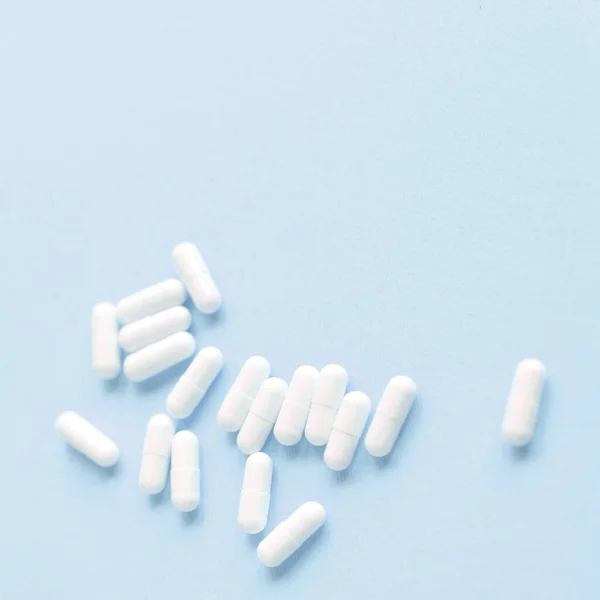 Pílulas Brancas Espalhadas Mesa Azul Mock Para Ofertas Especiais Como — Fotografia de Stock