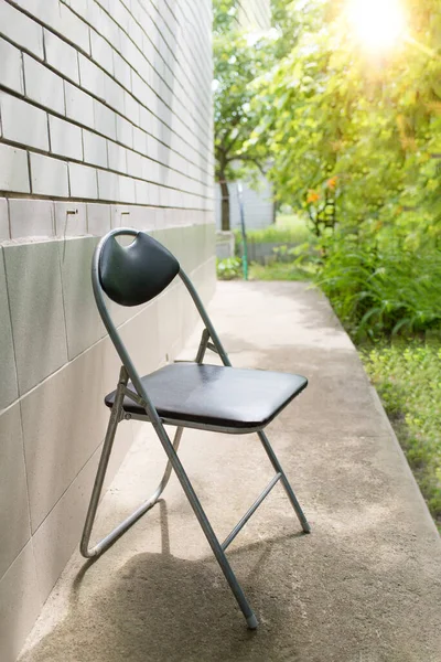 Καρέκλα Κοντά Στο Σπίτι Στον Κήπο — Φωτογραφία Αρχείου
