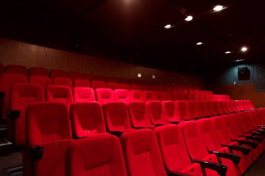 Kırmızı koltuklu boş sinema salonu. Sinema salonu