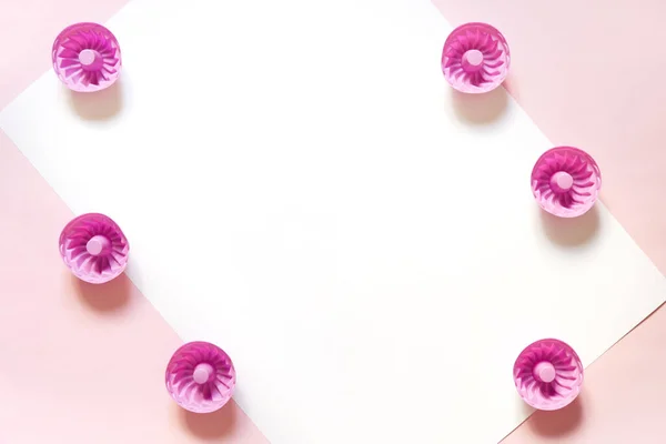 Rosa Silikonformen Für Cupcakes Und Muffins Auf Rosa Und Weißem — Stockfoto