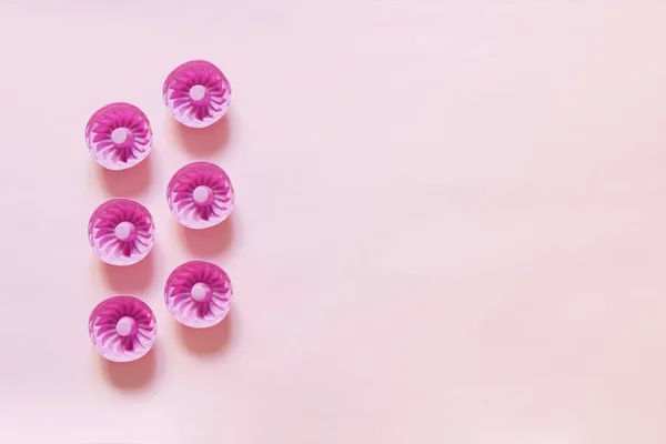 Pinkfarbene Silikonformen Für Cupcakes Und Muffins Auf Rosa Hintergrund — Stockfoto