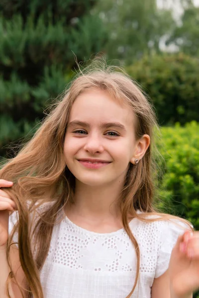 Menina Bonito Vestido Branco Diverte Gosta Passeio Jardim Parque Verde — Fotografia de Stock