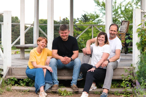 Familie Van Vier Zitten Trappen Van Een Prieel Het Park — Stockfoto