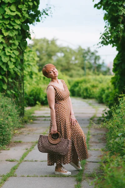 Beautiful Woman Brown Summer Dress Background Summer Park Holding Bag — ストック写真