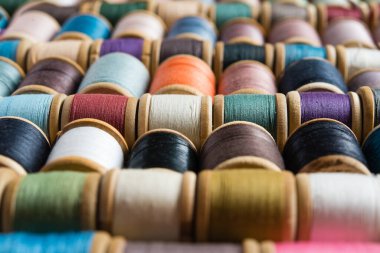 Çok renkli iplik makaraları. Yakın plan. İplikler dikiliyor Çok renkli arkaplan yakın plan