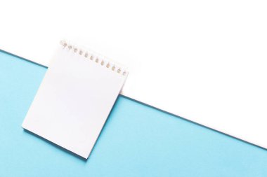 Beyaz ve mavi arkaplan üzerine açık not defteri ile boş not kapat