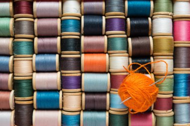 Çok renkli iplik makaraları. Yakın plan. İplikler dikiliyor Çok renkli arkaplan yakın plan