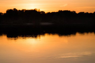 Güneşli gölün üzerinde gün batımı