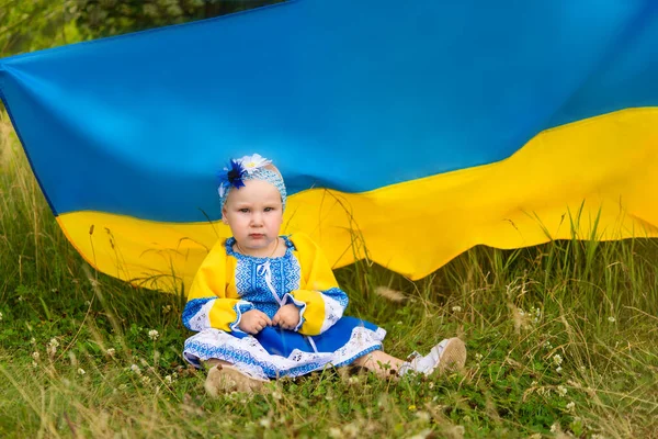 Маленька Дівчинка Національному Українському Одязі Вишванка Україна Війна Агресія Тероризм — стокове фото