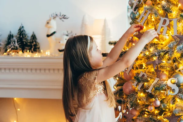 Маленька Дівчинка Святковій Сукні Біля Ялинки Різдвяні Прикраси Приготування Нового — стокове фото