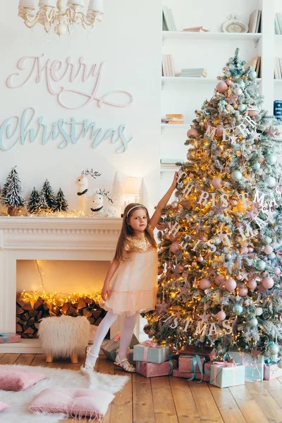 Menina Vestido Festivo Perto Árvore Natal Decoração Árvore Natal Preparação — Fotografia de Stock
