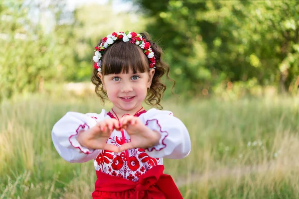 Little Girl National Ukrainian Clothes Vyshyvanka Ukraine Field Shows Heart — Stok fotoğraf