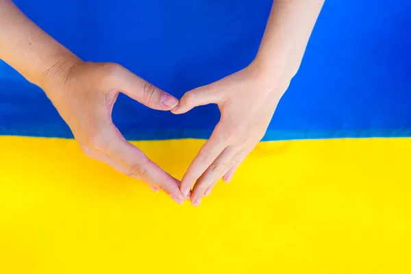 Жіночі Дитячі Руки Показують Серце Перед Прапором України Текстура Прапора — стокове фото