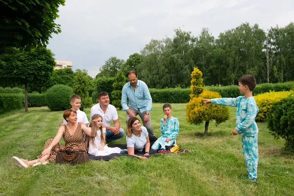 Group Happy Family Children Park — Stockfoto