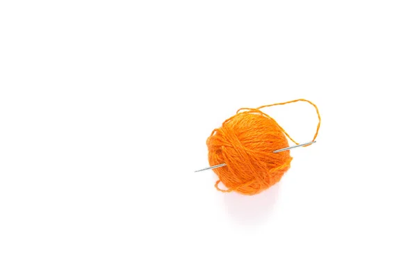 Ball Orange Wool Yarn Needle Stretched Thread White Background — Stock Photo, Image