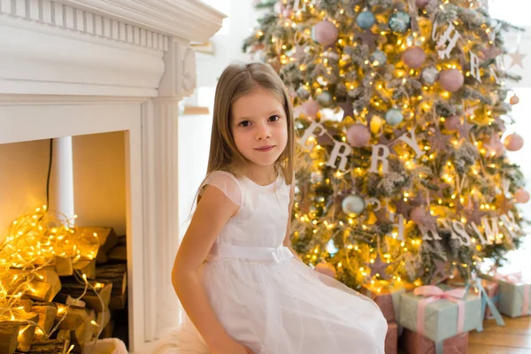 Маленька Дівчинка Одягнена Красиву Модну Білу Сукню Позує Біля Ялинки — стокове фото