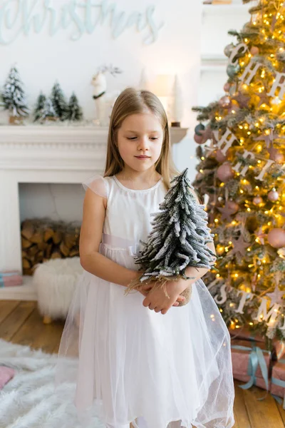 Menina Vestida Com Belo Vestido Branco Moda Posa Perto Árvore — Fotografia de Stock