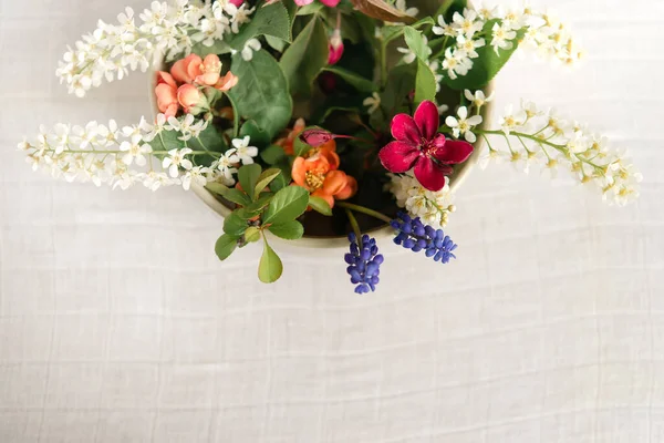 Summer Blooming Delicate Flowers Vase Table White Tablecloth Pastel Bouquet — Stock Photo, Image