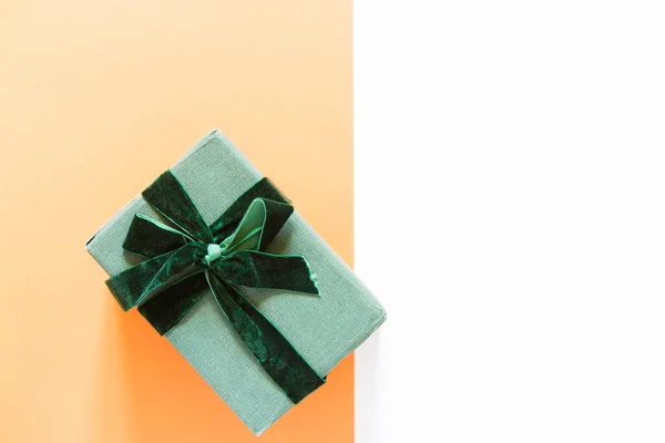 Gift Box Green Ribbon Yellow Background Flat Lay Flatlay Copy — Foto de Stock