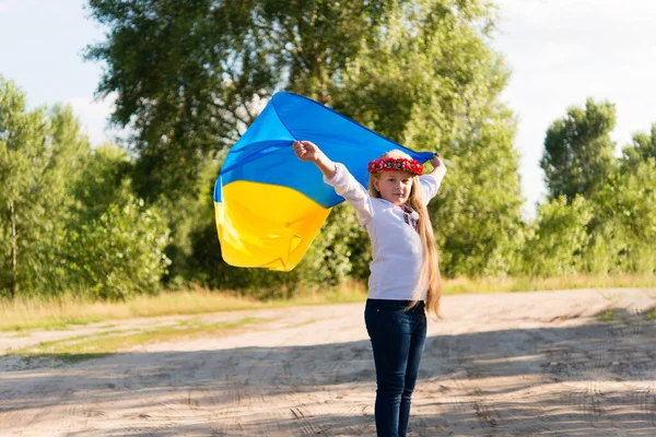 Маленька Дівчинка Національному Українському Одязі Вишванка Україна Дитина Природі Руках — стокове фото