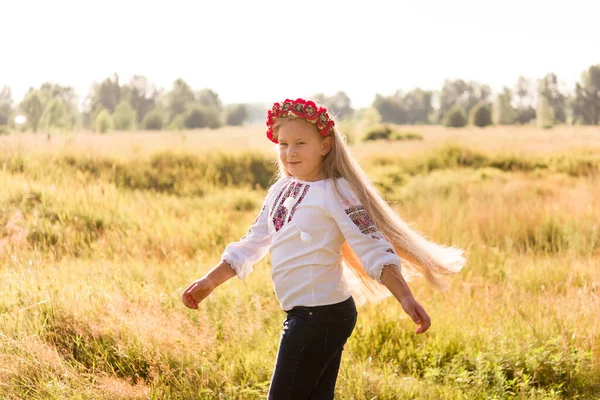 Little Girl National Ukrainian Clothes Vyshyvanka Ukraine Child Nature — 图库照片