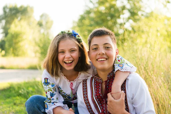 Щасливі Діти Природі Дівчина Брат Підліток — стокове фото