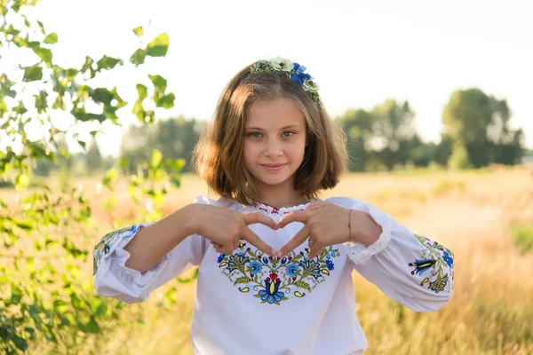 Little Girl National Ukrainian Clothes Vyshyvanka Ukraine Child Nature — Stock Fotó