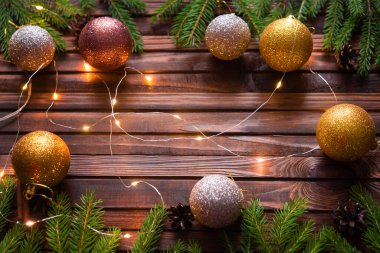 Noel arkaplanı köknar ağacı ve koyu ahşap tahta süsleme