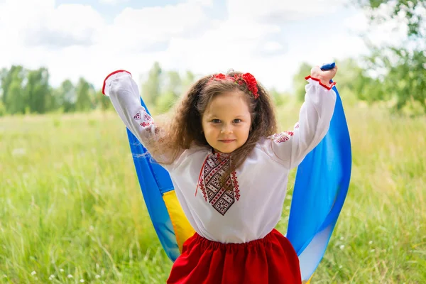 Маленька Дівчинка Національному Українському Одязі Вишванка Україна Дитина Природі — стокове фото