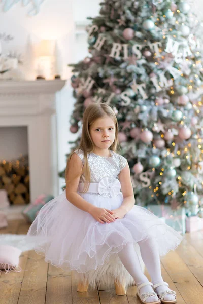 Menina Vestida Com Belo Vestido Branco Moda Posa Perto Árvore — Fotografia de Stock