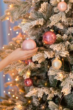 Noel arkaplanı, çam dalları şenlikli arka plan. Sınır ve kopyalama alanı ile yaratıcı bileşim. Ampullerden gelen bokeh ışıklarıyla Noel süslemesi