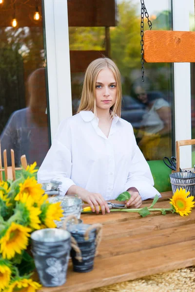 Positive Female Florist Holding Fresh Flowers Arrangement Flower Shop Bright — ストック写真