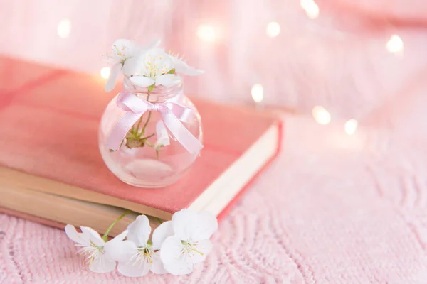 Βιβλίο Λευκά Μικρά Λουλούδια Ροζ Φόντο — Φωτογραφία Αρχείου