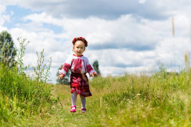 Ulusal Ukrayna kıyafetleri içinde küçük bir kız - vyshyvanka. Ukrayna, doğadaki çocuk