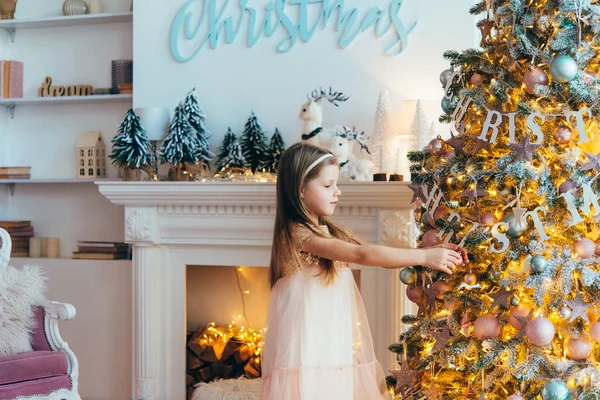 Menina Vestida Com Belo Vestido Branco Moda Posa Perto Árvore — Fotografia de Stock