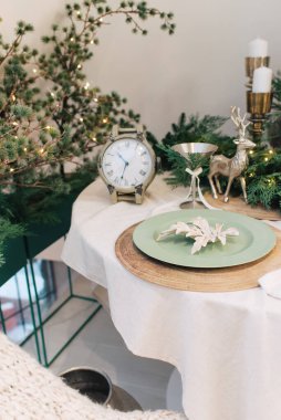 Noel arkaplanı, çam dalları şenlikli arka plan. Sınır ve kopyalama alanı ile yaratıcı bileşim. Ampullerden gelen bokeh ışıklarıyla Noel süslemesi